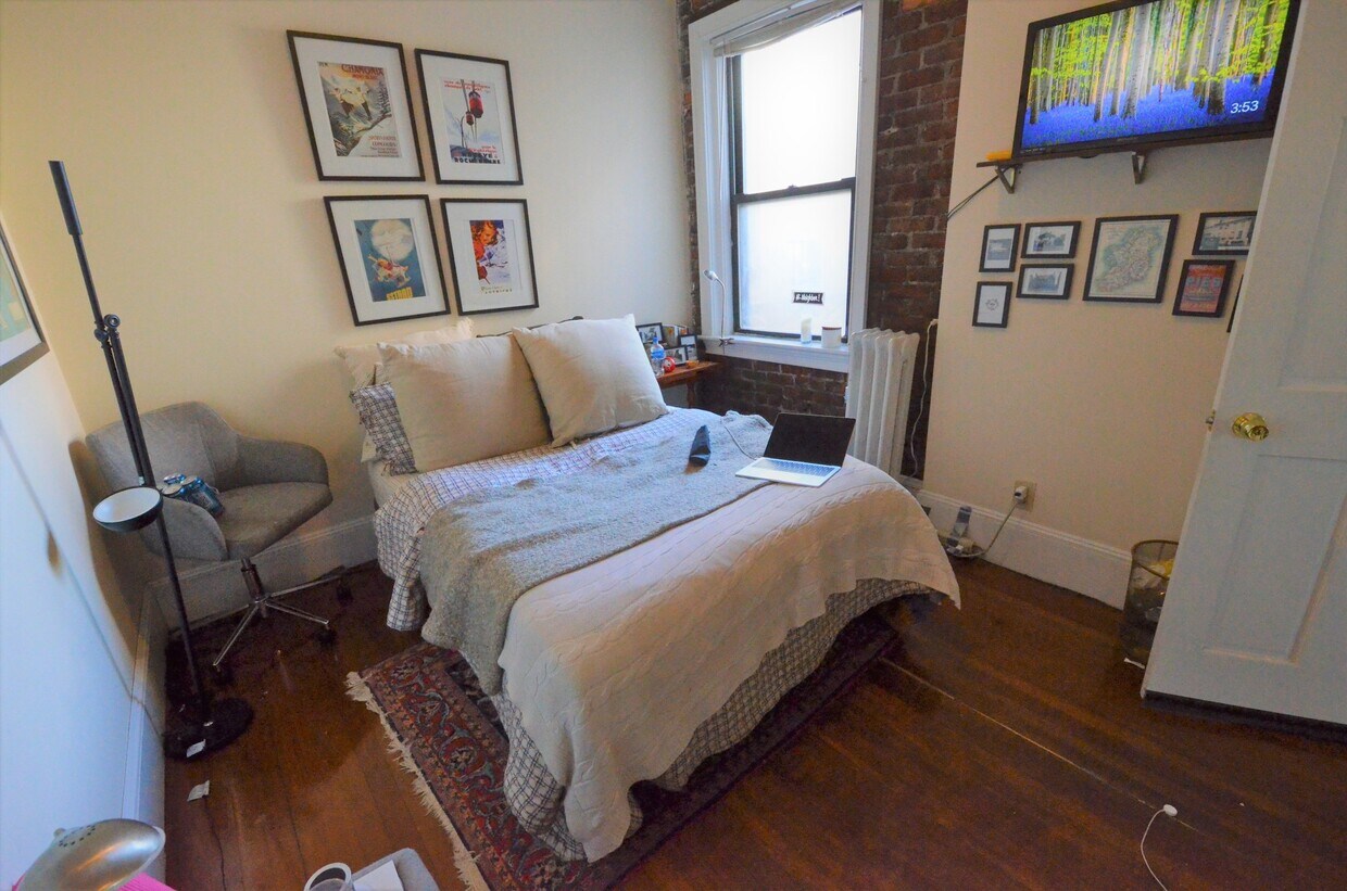 Primary Photo - 114 Hemenway St