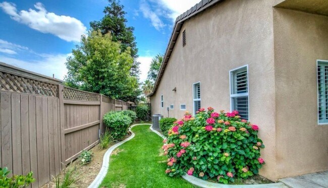 Foto del edificio - Welcome to the prestigious gated community...