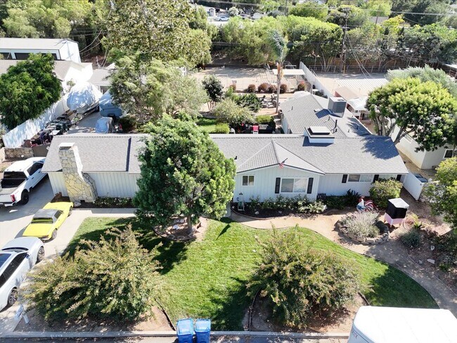 Foto del edificio - 1052 Calle Jazmin