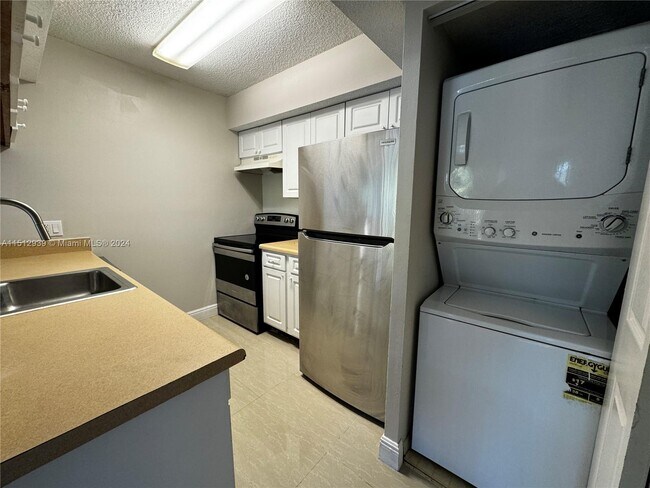 Foto del edificio - 5760 Rock Island Rd
