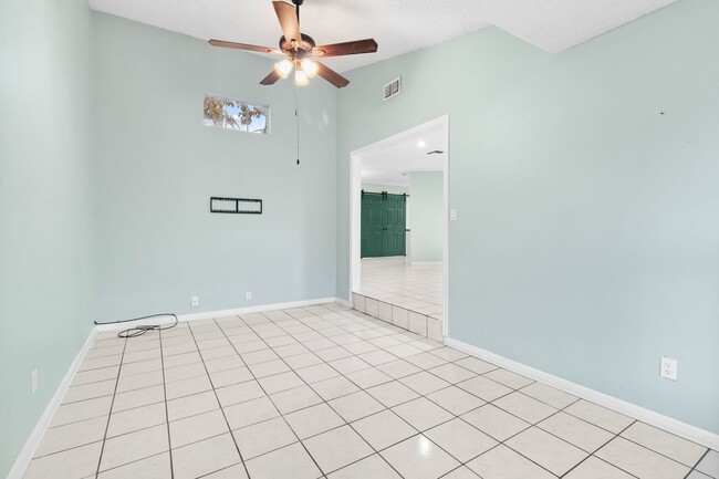 Foto del edificio - 527 Lively Dr