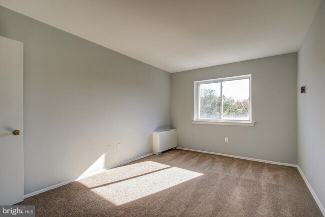 Building Photo - 9250 Edwards Way