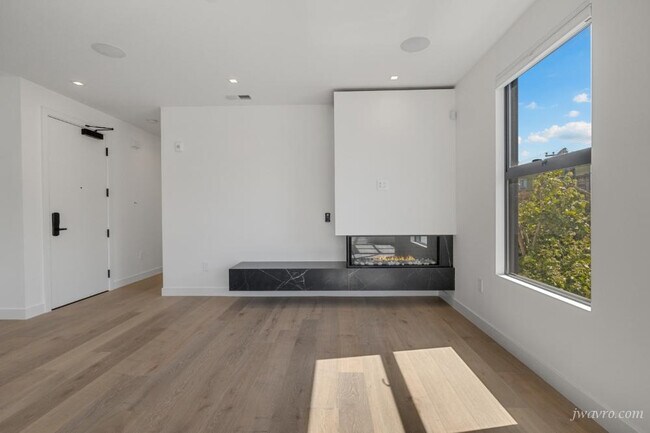 Building Photo - 1101 S Van Ness Ave