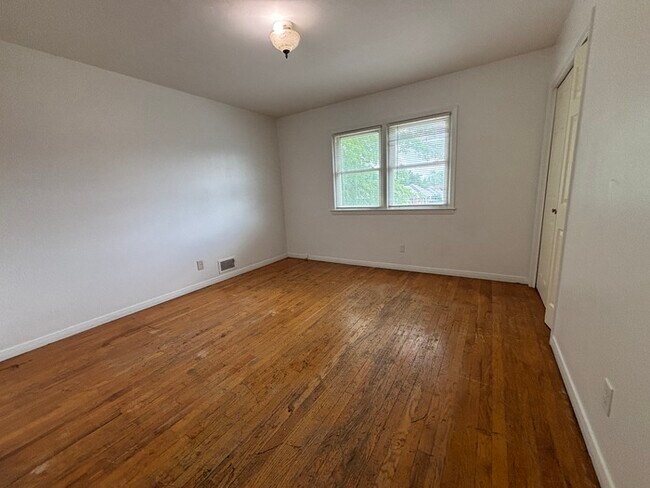 Foto del edificio - Charming 2 Beds, 1 Bath Half Duplex