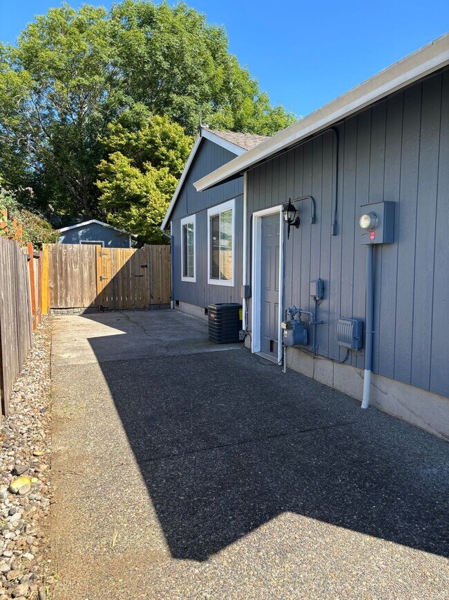 Foto del edificio - Freshly Updated Troutdale Gem with Enterta...