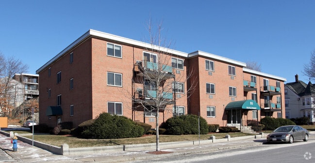 Building Photo - 96 Maple St