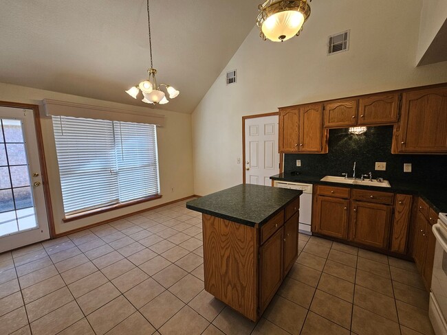 Building Photo - (3) Bed/(3) Bath in Moore Available NOW!!