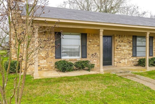 Building Photo - Available Now! 2 bedroom 1 bath in Lindale...