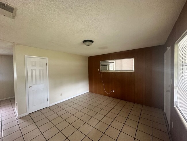 Building Photo - Cozy 3 bedroom/1 bath home!