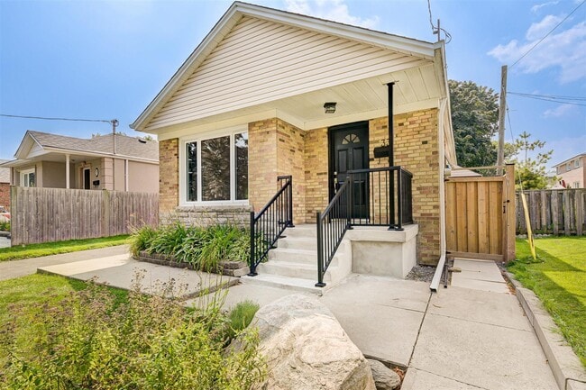 Building Photo - 33 Mendip Cres