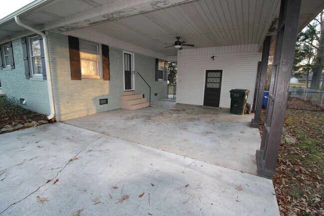 Building Photo - Cute home in Athens near Julian Newman Ele...