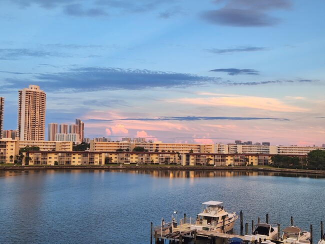 City view at sunset - 18081 Biscayne Blvd