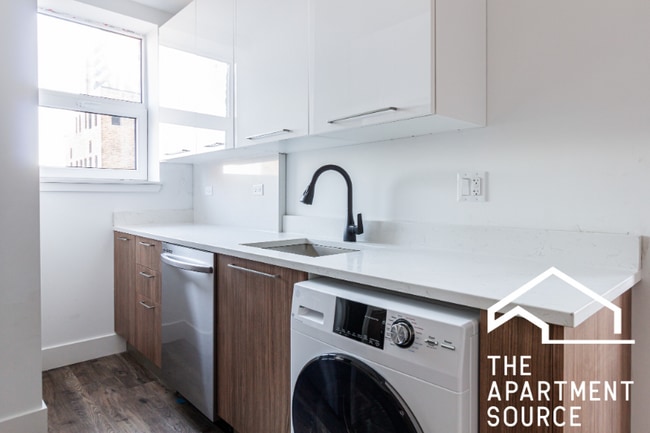 Building Photo - 941 W Carmen Ave