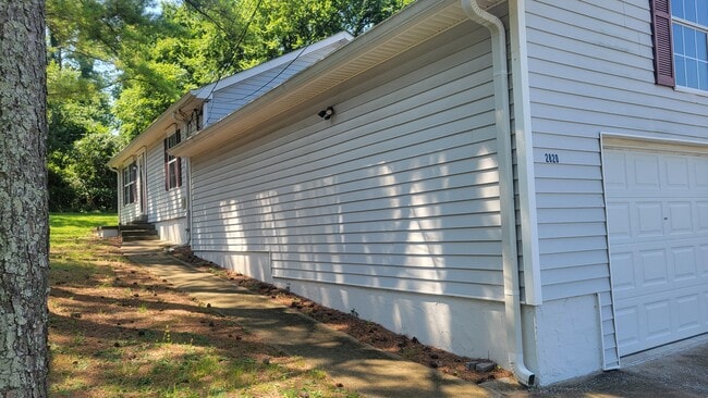 Building Photo - 2820 Airwood Dr