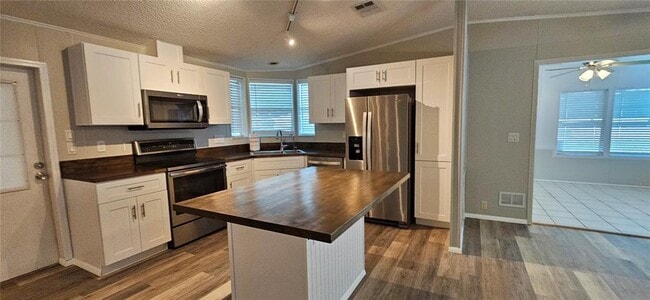 Building Photo - 8410 Wagon Wheel Cir