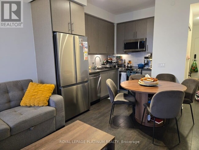 Building Photo - 105 Oneida Crescent