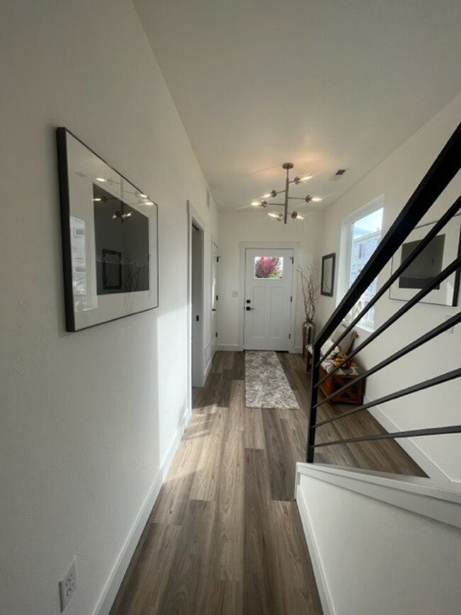 Foto del edificio - Modern Townhome In The Heart Of Hamilton! ...