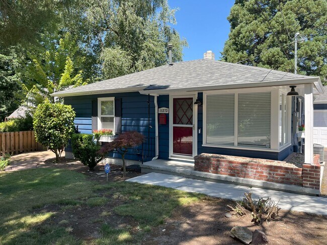 Foto del edificio - Updated 2 Bedroom Cottage with Hardwood Fl...