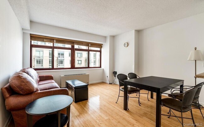 Foto del edificio - 4-74 48th Avenue Unit 4-V