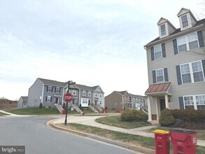 Building Photo - 60 Deerbrook Dr