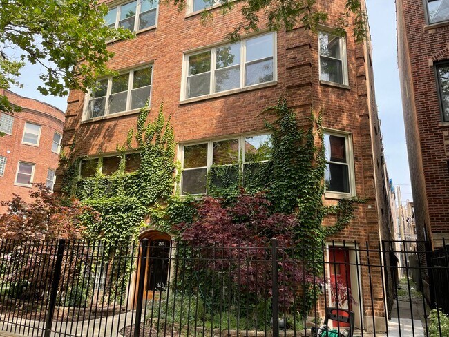 Building Photo - 828 W Agatite Ave