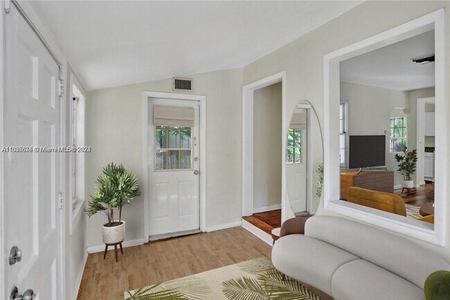 Foto del edificio - 707 SW 11th St