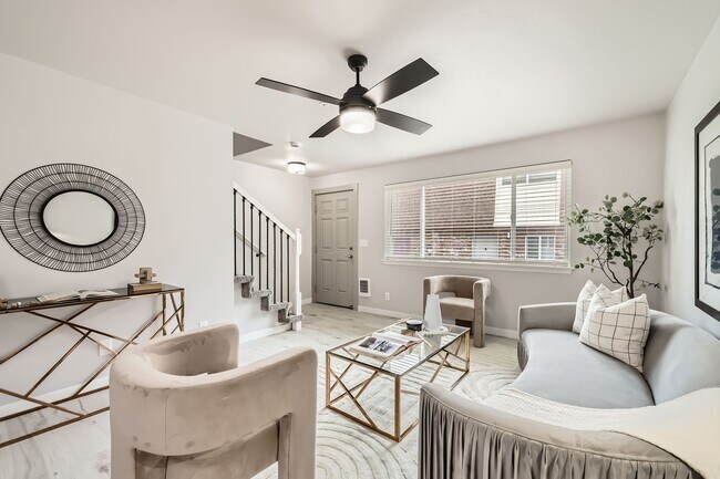 Building Photo - Stunning Renovation! HUGE 2 Bed 1.5 Townho...