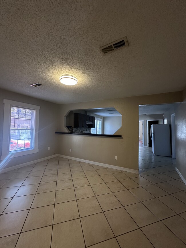 Building Photo - 407 Moir St