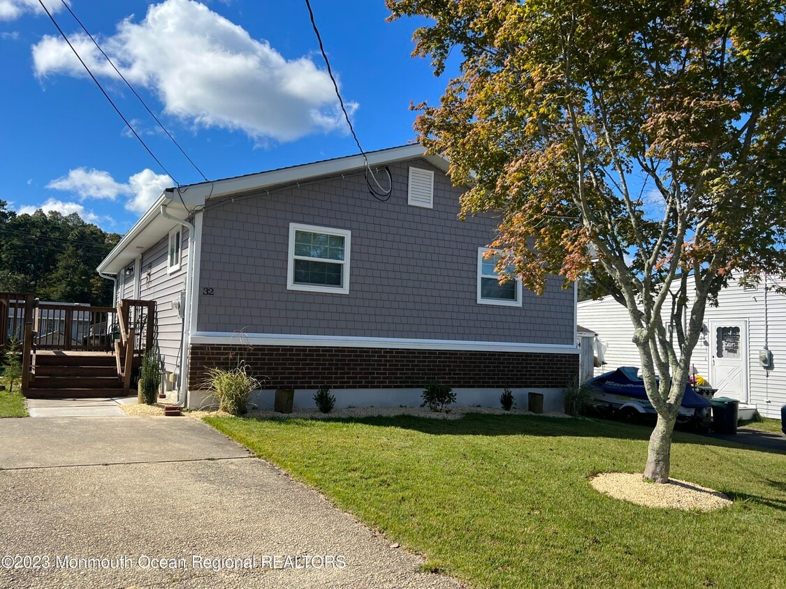 Primary Photo - 32 Fairway Dr
