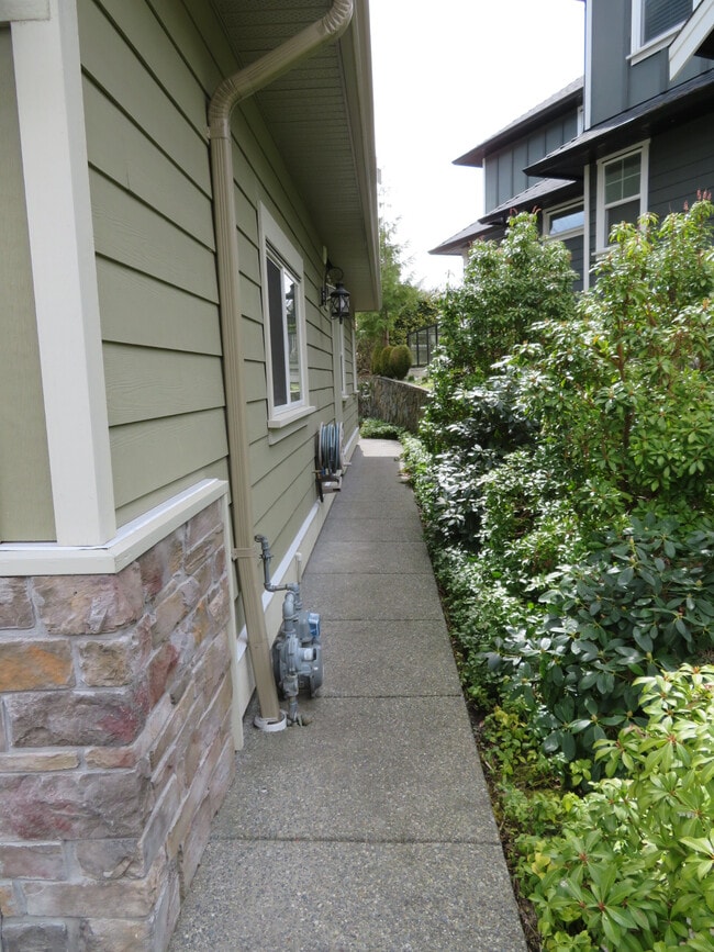 Building Photo - 1005 Arngask Ave