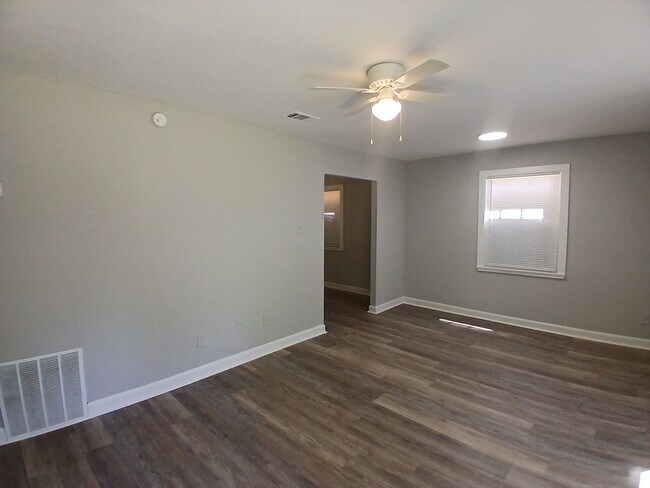 Foto del edificio - Renovated 3-Bedroom Gem on a Quiet Residential Street - Open To Section 8
