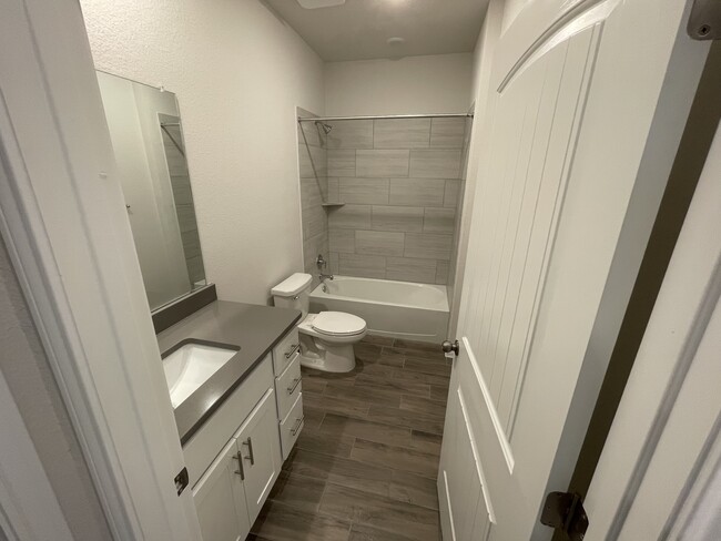 2nd Bathroom - 878 Pepperbark Loop