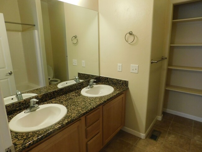 Building Photo - Modern & Spacious 2-Bed, 2.5-Bath Townhome...