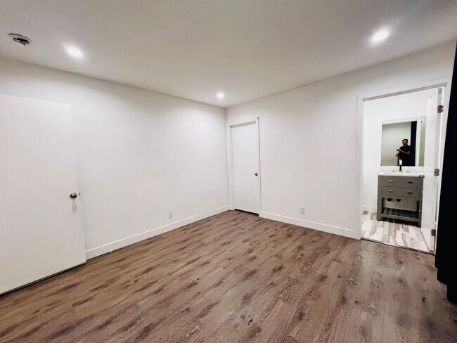 Foto del edificio - 3322 W 66th St