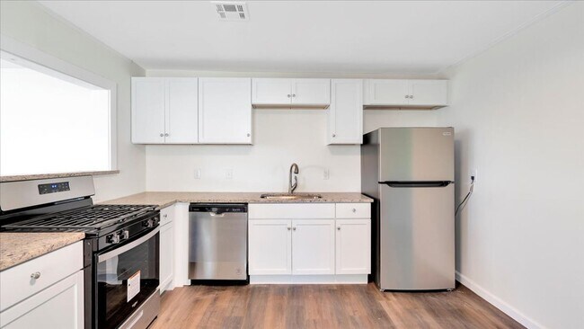 Building Photo - Newly remodeled 3 bedroom / 2 bath