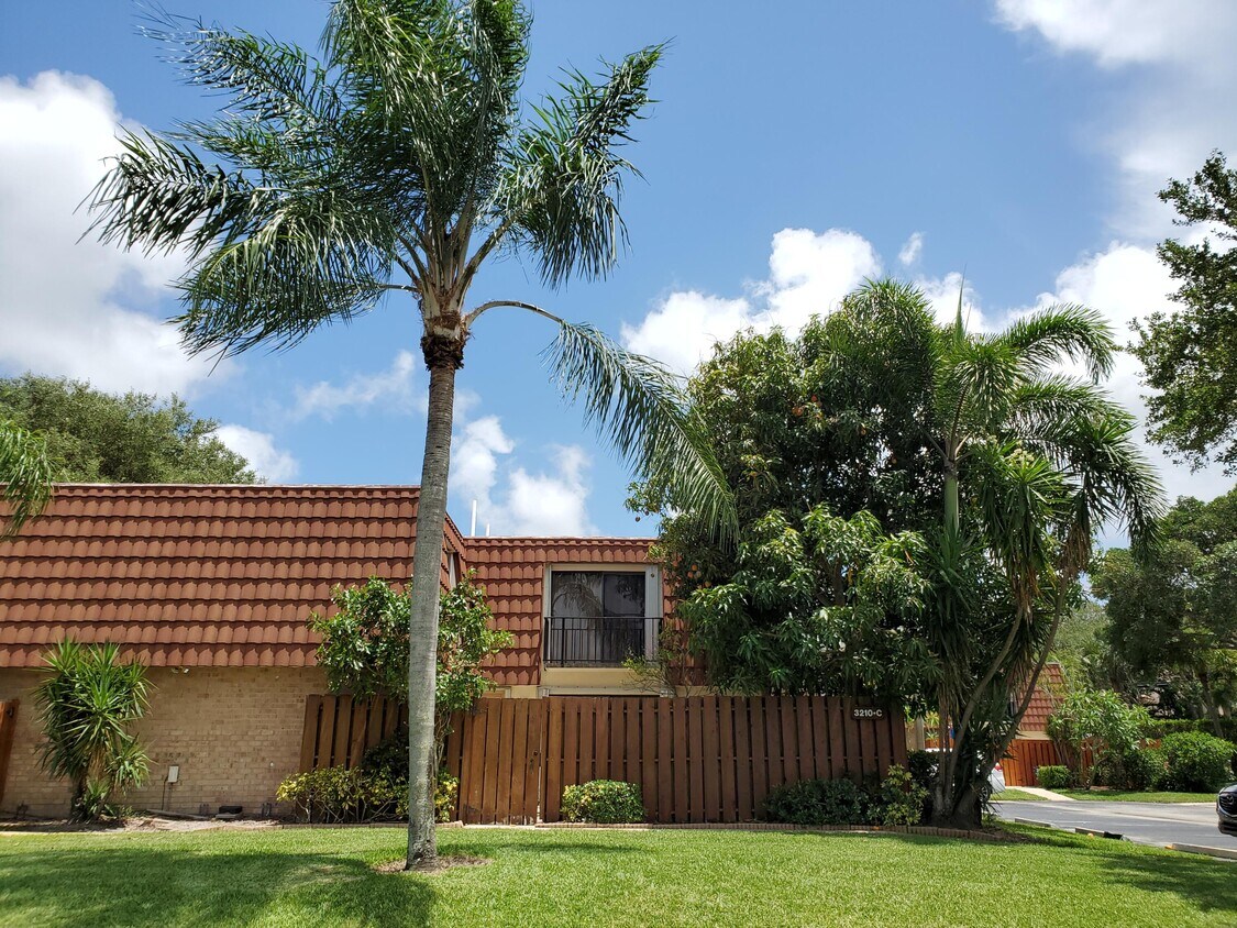 3210 Spanish Wells Dr, Delray Beach, FL 33445 Townhouse for Rent in