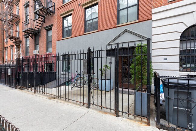 Entrance - 272 E 10th St