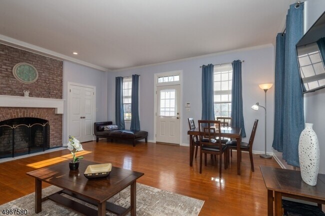 Building Photo - 39 Murray Hill Square