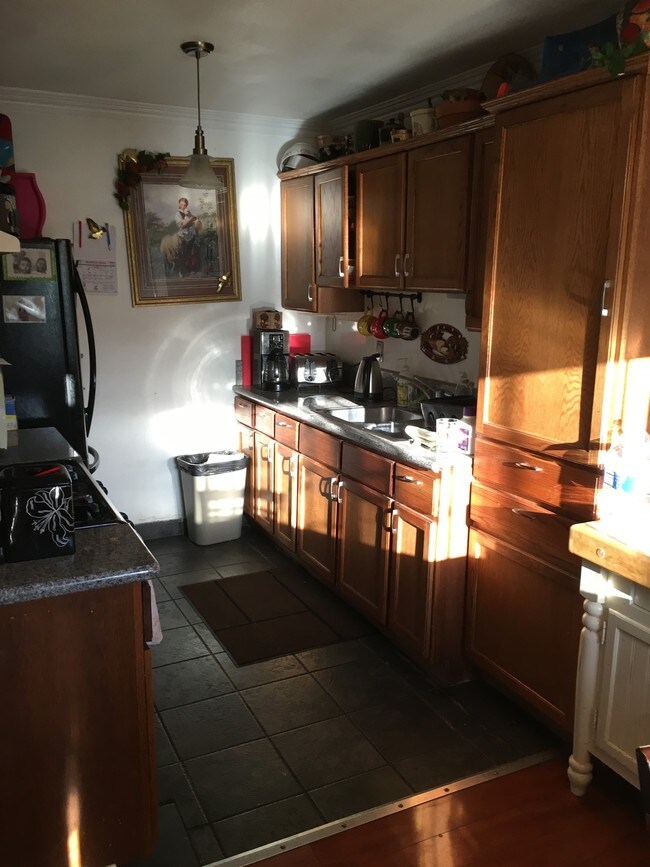 Cocina - 11041-11043 Sherman Way