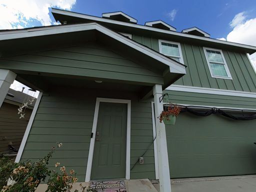 Foto del edificio - Modern Family Home with Gas Cooktop, 2-Car Garage & Neighborhood Amenities