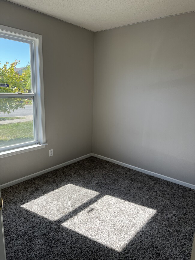 Building Photo - 8856 Hosta Way