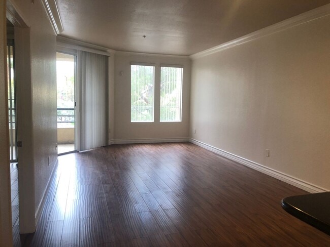 Building Photo - 220 E Flamingo Rd