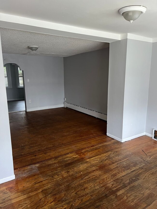 Building Photo - 3 bedroom renovated property section 8 app...