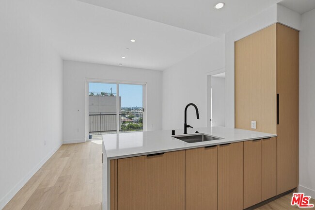 Building Photo - 3555 Overland Ave
