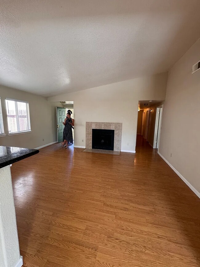 Building Photo - 5327 Hillsdale Blvd