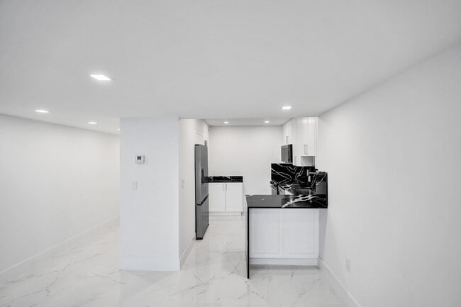 Building Photo - 3625 N Country Club Dr