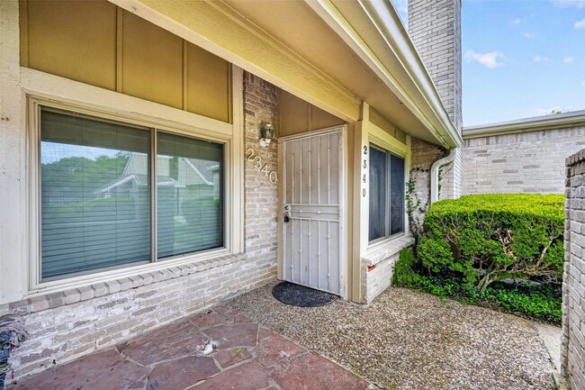 Building Photo - 2340 Woodland Park Dr