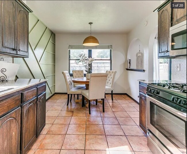 Foto del edificio - 8821 Cedar Ln