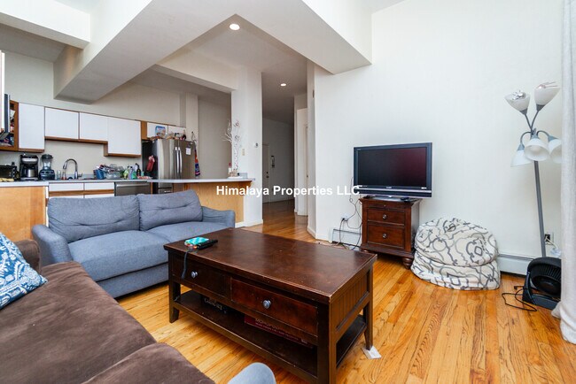 Building Photo - 448 Park Dr