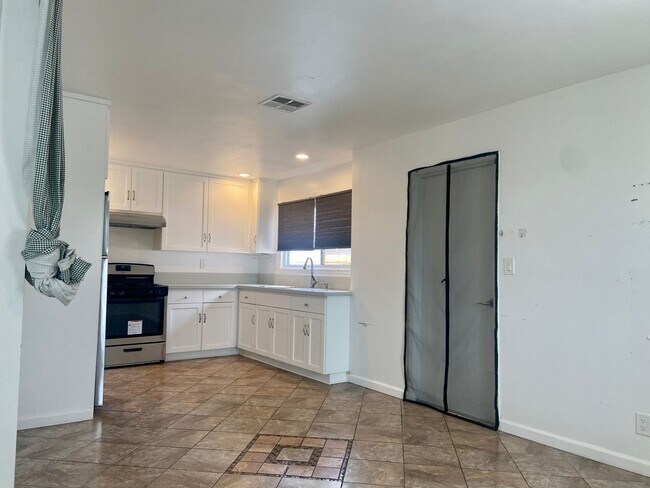 Foto del edificio - AVAILABLE IN JANUARY!!!